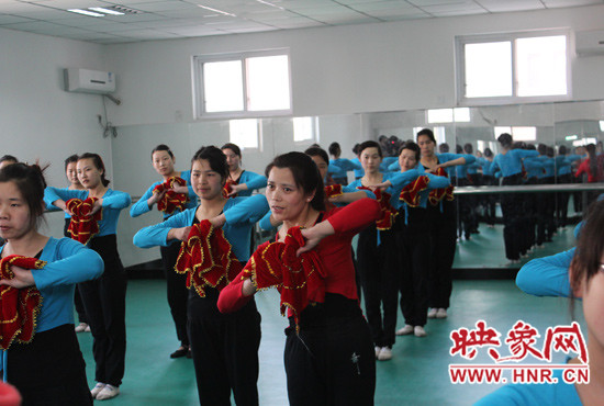 舞蹈室里，張巧英正在糾正學(xué)生的舞蹈動(dòng)作