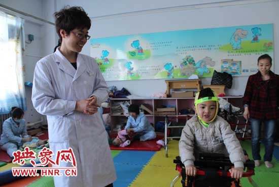 尚清鼓勵(lì)患兒進(jìn)行康復(fù)治療 尚清鼓勵(lì)患兒進(jìn)行康復(fù)治療