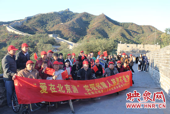 旅游對(duì)于殘疾人朋友來說比正常人要困難許多，2011年，劉小琴帶領(lǐng)殘障朋友登上了長(zhǎng)城。