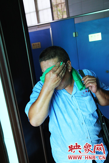 修好設(shè)施，從廁所內(nèi)出來時江學(xué)銅已滿頭大汗