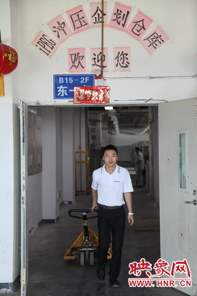 深入生產(chǎn)一線，真實(shí)體驗(yàn)工友的生產(chǎn)環(huán)境