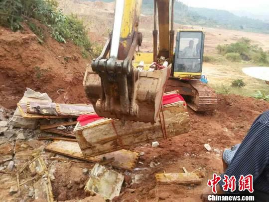 圖為“官墓”被移走?！莱?攝