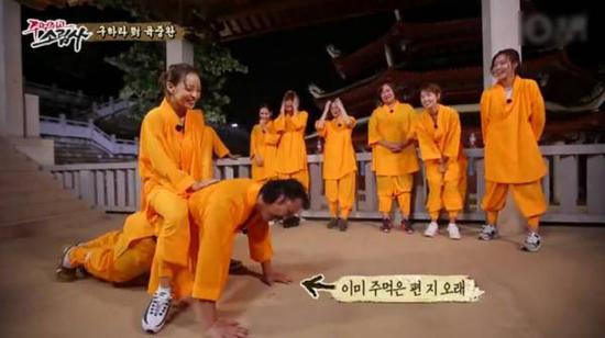 陸重烷接受懲罰做俯臥撐，女星具荷拉坐其背上。