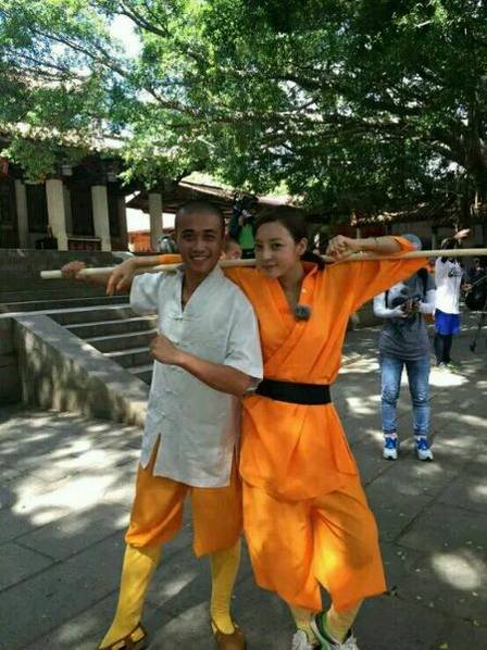 這些參加節(jié)目的女星當(dāng)中既有歌手，又有演員，都是時(shí)尚年輕且受歡迎的女星。