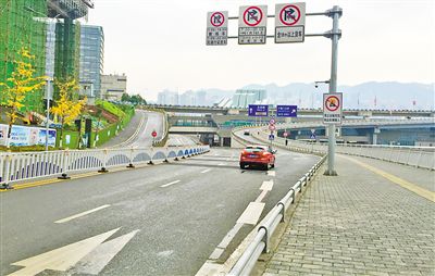 12月18日，本報記者駕車經(jīng)過江北嘴千廝門大橋匝道附近道路和財信廣場旁支路體驗時，收音機里能聽到神秘的路況提示音。本報記者