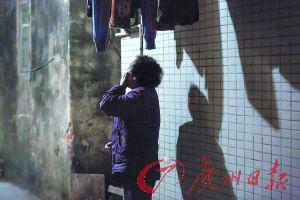 女姐在講述自己老伴幾年前在保姆的“照料”下去世的經(jīng)歷，神色悲傷。廣州日報(bào)記者陳憂子