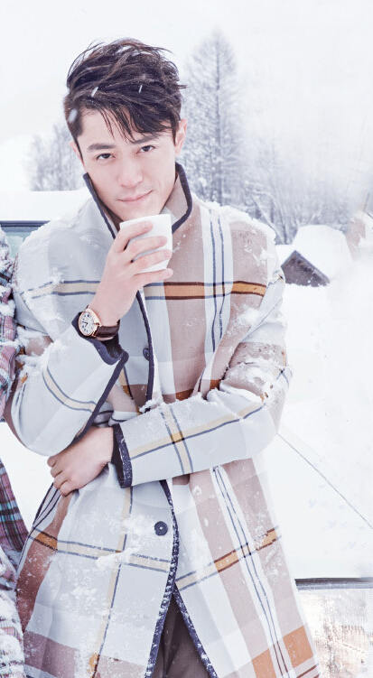胡歌和霍建華為雜志拍攝了一組封面照，二人穿著同款風(fēng)衣，在白雪中端著咖啡，恩愛“虐狗”