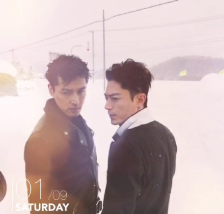 胡歌和霍建華為雜志拍攝了一組封面照，二人穿著同款風(fēng)衣，在白雪中端著咖啡，恩愛“虐狗”