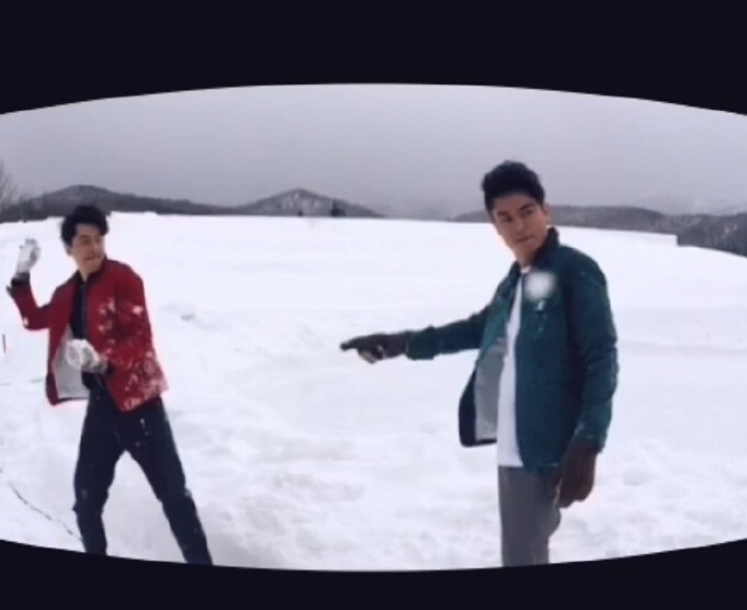 胡歌和霍建華為雜志拍攝了一組封面照，二人穿著同款風(fēng)衣，在白雪中端著咖啡，恩愛“虐狗”