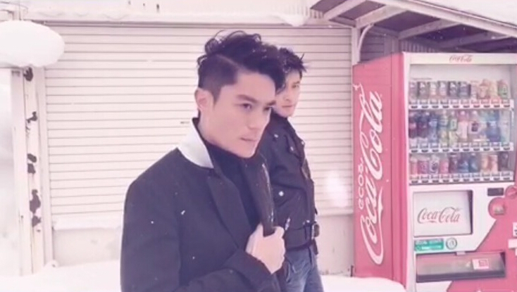 胡歌和霍建華為雜志拍攝了一組封面照，二人穿著同款風(fēng)衣，在白雪中端著咖啡，恩愛“虐狗”