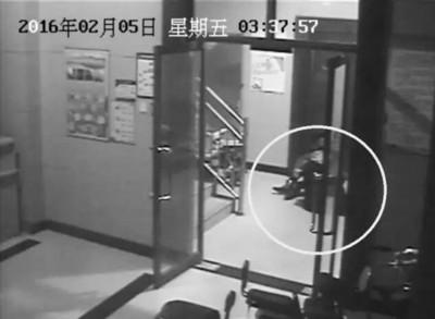 小區(qū)監(jiān)控視頻截圖，兩人一坐一跪竟聊了十多分鐘。