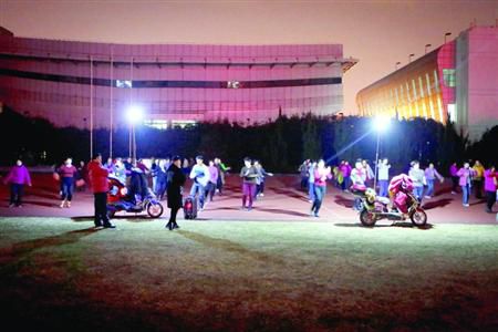 昨晚，松江體育場(chǎng)秩序井然，兩隊(duì)廣場(chǎng)舞被有序地分散在了不同區(qū)域。