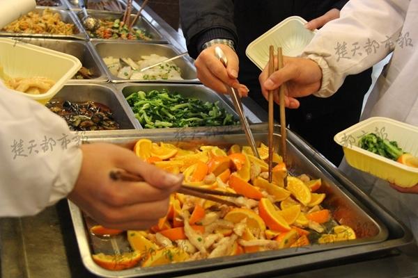 大學食堂現(xiàn)神級“黑暗料理”:橙子炒肉 大學食堂現(xiàn)神級“黑暗料理”:橙子炒肉