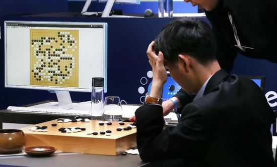 復(fù)盤階段李世石也在不停撓頭。