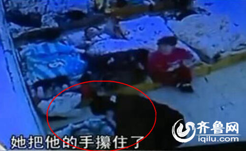 孩子午睡時候睜眼，老師攥住孩子的手，打臉。