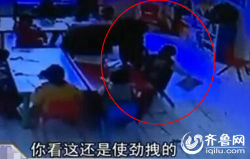 孩子上課時被老師拖拽。（紅圈中拿書者系孩子）