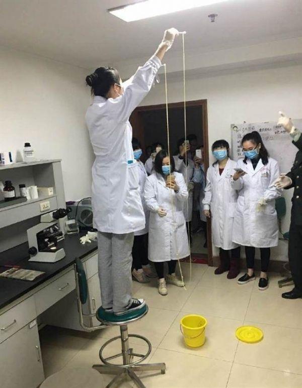 愛吃生肉惹的禍!男子體內(nèi)取出5米長(zhǎng)寄生蟲(圖)