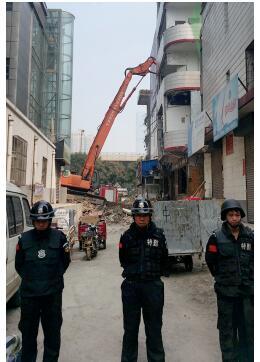 根據(jù)《太原市和小 店區(qū)平陽路街道親賢城中村改造拆遷安置補償方案》，結(jié)合親賢實際，親賢社區(qū)補償安置采取“商業(yè)用房安置+小戶型公寓住宅安置+貨幣補償”的方式，其中每分 （0.1 畝）置換商業(yè)用房50平方米+小戶型公寓住宅80平方米+貨幣補償20萬元人民幣。（拍攝：2015年9月17日）