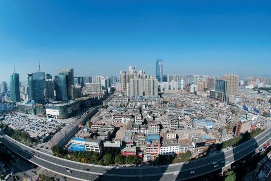 經(jīng)過4個多月的推進，親賢社區(qū)的拆遷工作進展緩慢，原定于2015年10月底完成的拆遷，在10月中旬時仍停留在對部分住戶進行插花式拆除。(拍攝：2015年10月16日)