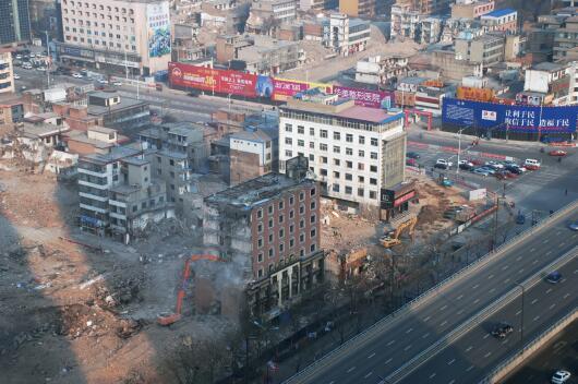 在“拆遷獎勵”等一系列政策的激勵下，親賢社區(qū)的改造步伐明顯加快。2015年12月初，親賢社區(qū)簽訂拆遷協(xié)議 374份，簽約率達90%，西北片區(qū)實現(xiàn)了拆遷大突破。(拍攝：2015年12月20日)