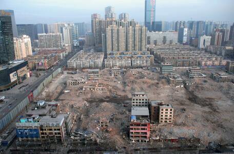 2016年元旦假期后的第一個工作日，記者從長風(fēng)大街某高樓俯瞰正在拆遷中的親賢西北片區(qū)。經(jīng)過半年多推進，這一片區(qū)只留下十余處建筑等待拆除。(拍攝：2016年1月4日)