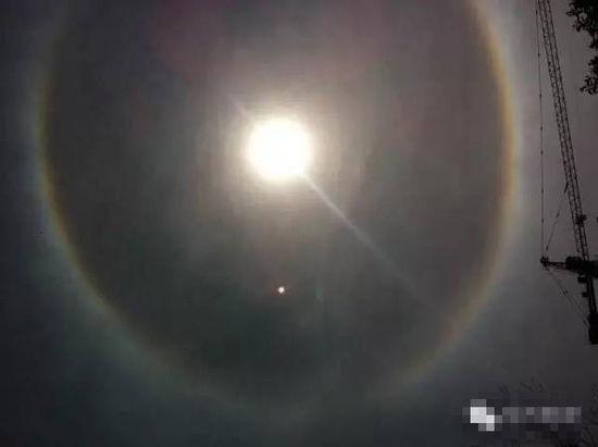 上?，F(xiàn)UFO 專家稱光圈是日暈亮點或是飛行器(圖)