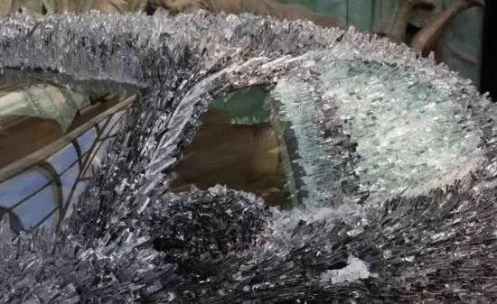 驚！車主用玻璃渣改裝瑪莎拉蒂