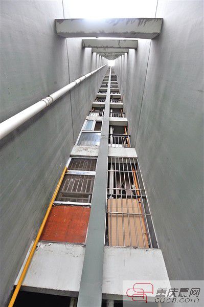 小孩就是從這幢樓的21樓墜下來的。