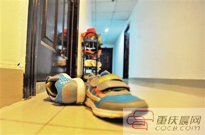 出事小孩的鞋子凌亂地?cái)[放在自家門前。