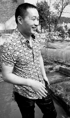 救出小孩上后，楊文利一身糞水。