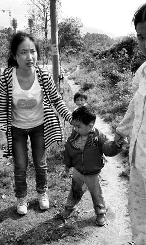 獲救小孩及其母親段曉霞。