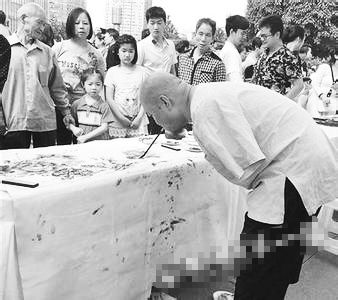 黃國(guó)富在作畫(huà)。資料照片