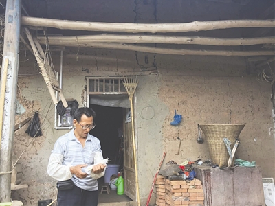 徐某父親說起兒子偷渡的事情，有些難以開口。