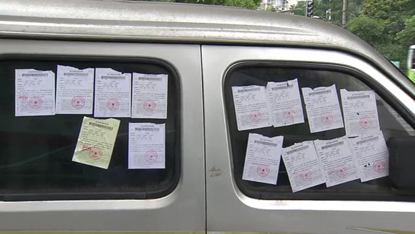 面包車上滿滿貼了14張罰單。