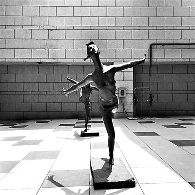 常營長楹龍湖天街樓下，“年輕女孩”胸部暴露