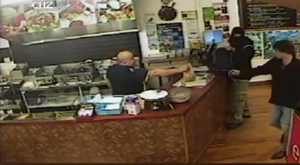 燒烤店老板走紅網(wǎng)絡 表現(xiàn)淡定不理會搶劫 燒烤店老板走紅網(wǎng)絡 表現(xiàn)淡定不理會搶劫