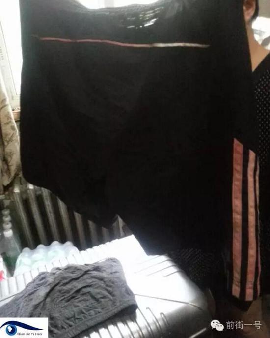 李律師所穿褲子也沾染血跡。