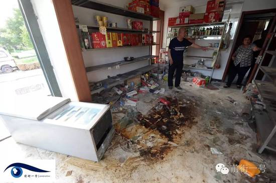 家里小賣部現(xiàn)在已經(jīng)一片混亂。