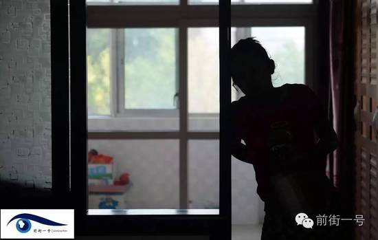 小金扶腰站在家中。