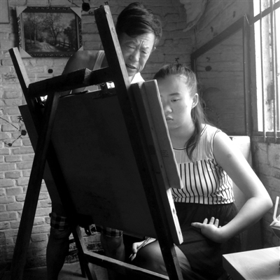 女兒畫畫,父親在一旁指導(dǎo)