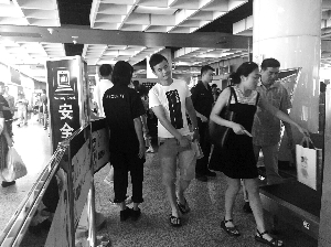 南京地鐵新街口站，大多數(shù)市民自覺(jué)配合安檢