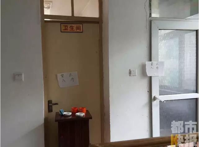 當馮女士走出大門，繞到院子的側面時，衛(wèi)生間窗戶下方草叢中的一幕，讓她驚出了一身冷汗。農家樂老板娘馮女士：“就是孩子，旁邊帶著胎盤?！弊蛲硎稽c半事發(fā)后，馮女士報了警，很不幸，男嬰已經死亡。涉及的兩個房間，暫時被封鎖，里面已經清理干凈。隨后記者也從轄區(qū)草堂派出所了解到，這兩男一女三人是朋友關系，女子的年齡大概是二十二三歲。該女子事發(fā)后被送往醫(yī)院，同行的兩名男子當時被警方帶去派出所接受了筆錄調查后，已經離開了派出所。