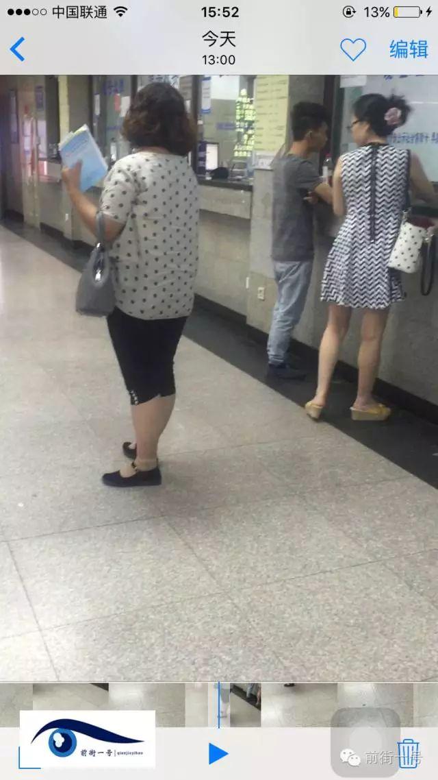 該女子在大廳內(nèi)徘徊發(fā)現(xiàn)女患者便主動上前搭訕。