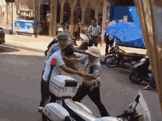 嫌疑男子涉嫌無證駕駛摩托車，且車輛違規(guī)加裝遮陽傘并在行駛時(shí)不戴安全頭盔，辱罵毆打執(zhí)法交警。 本文圖片均來自 廣西梧州在線警務(wù)