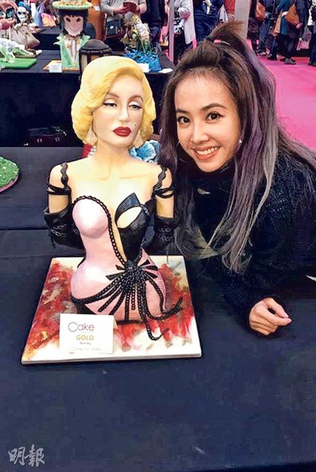 蔡依林讓大家欣賞她的得意之作瑪麗蓮夢(mèng)露翻糖蛋糕。