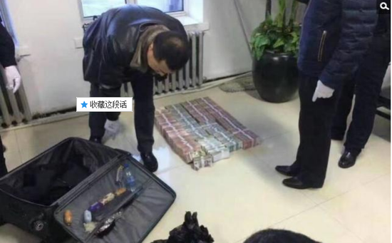 京華時(shí)報(bào)訊昨天凌晨1點(diǎn)左右，黑龍江省密山市一銀行金庫(kù)發(fā)生搶劫案。一名身穿迷彩服男子準(zhǔn)備劫取現(xiàn)金時(shí)被發(fā)現(xiàn)，致一名金庫(kù)值守人員死亡，隨后棄款而逃。目前，該男子尚未歸案，案件正在全力偵辦中。