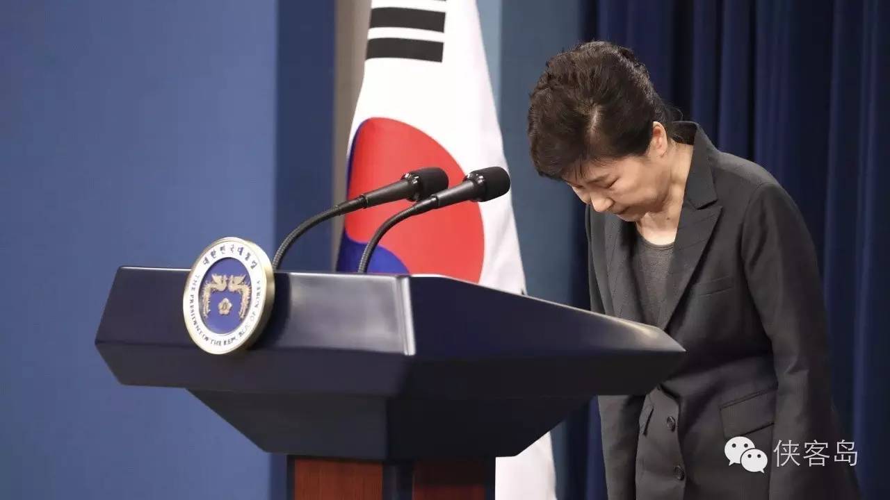 “任憑風(fēng)吹浪打，我自巋然不動”，樸槿惠對于這句詩應(yīng)該是心有戚戚焉。