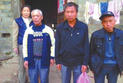 已被判死緩、在獄中服刑的4個村民的家人一直在為兒子喊冤。圖片來自網(wǎng)絡