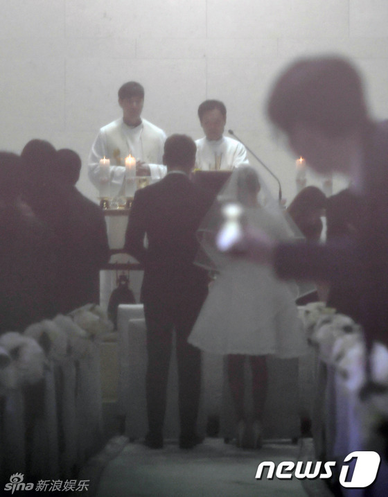 金泰?；槎Y照曝光 穿短裙手挽Rain做彌撒