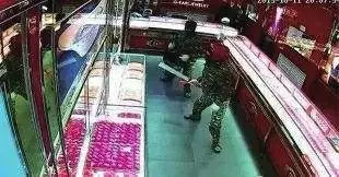 江西一家金店被洗劫 150萬元黃金2分鐘內(nèi)被搶走